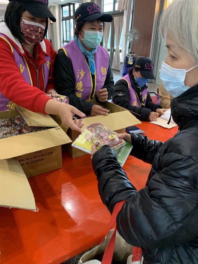 白沙屯妈祖沙鹿联谊会号召2、30多位志工协助发放奶嘴。（李京升摄）