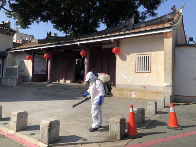 金门新增第三例新冠确诊，环保局在个案足迹之一的县定古蹟「清总兵署」一带进行清消作业。（李金生摄）