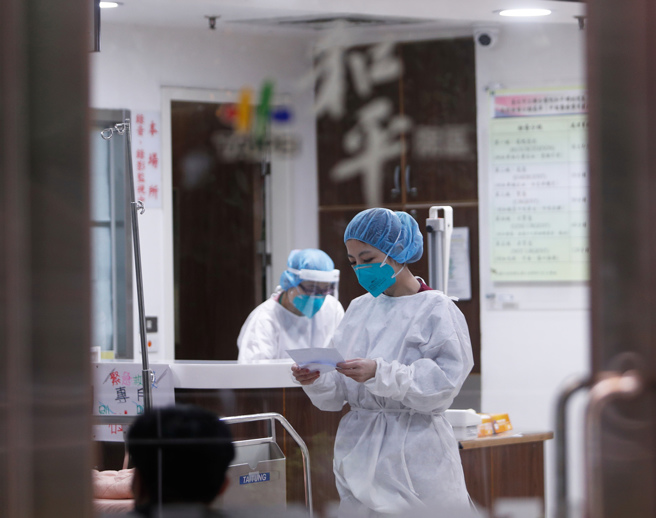图为该院急诊室医护人员着全套防护装备正常执勤。非新闻当事人。（资料照／陈怡诚摄）

