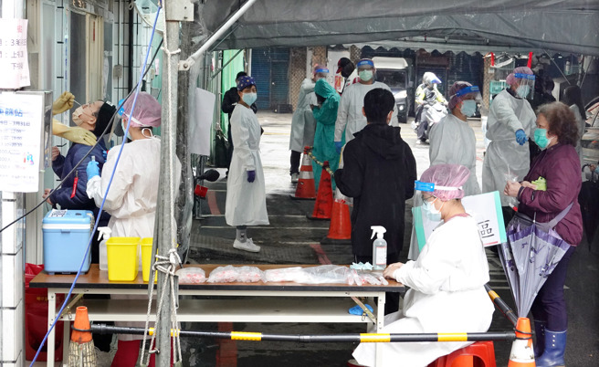 本土疫情升温，图为新北市政府在中和和平街设立机动筛检站，虽然天空下着微雨，但不少民眾2日陆续前往筛检。（姚志平摄）