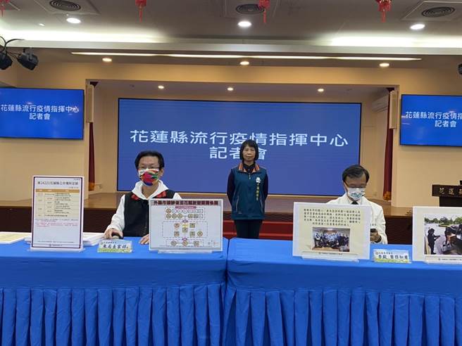 花莲县卫生局长朱家祥（左）与花莲慈济医院医秘李毅（右）说明慈院目前染疫医护状况。（罗亦晽摄）