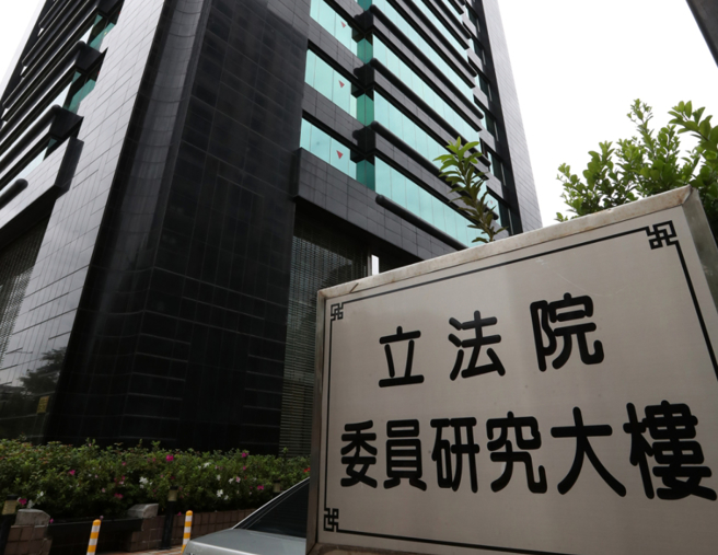 國民黨立委廖國棟的兩名助理確診，立法院是否會因此休會格外受到關注。圖為立委辦公室所在地中興大樓。（劉宗龍攝）