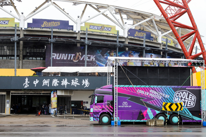 Cooler Master酷码科技斥资千万打造的沉浸式游戏体验车「酷玩行者」首站前进台中洲际棒球场参加中信兄弟开幕战。（酷码科技提供）