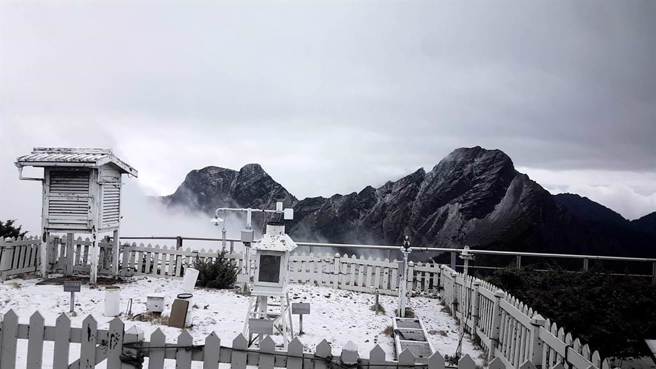 玉山下起4月雪！玉山气象站3日下午飘起短暂雪花，积雪约2公分。（玉山气象站提供／陈淑芬南投传真）
