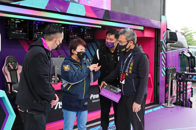 台中市市长卢秀燕（左2）以及台中市运动局长李昱叡（右1）体验酷玩行者。（酷码科技提供）