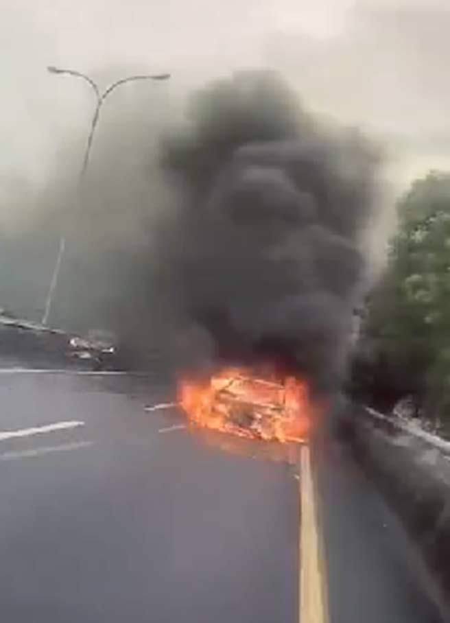 国1汐五高架3日下午发生火烧车意外，一辆BMW轿车烧成火球。（翻摄记者爆料网影片）