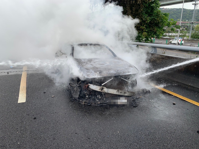 国1汐五高架3日下午发生火烧车意外，消防灭火后BMW轿车已烧到全毁。（翻摄记者爆料网影片）