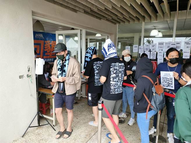 台湾祭服务台前也大排长龙，不少民眾排队领取县府提供的3000个快筛剂。（谢佳潾摄）