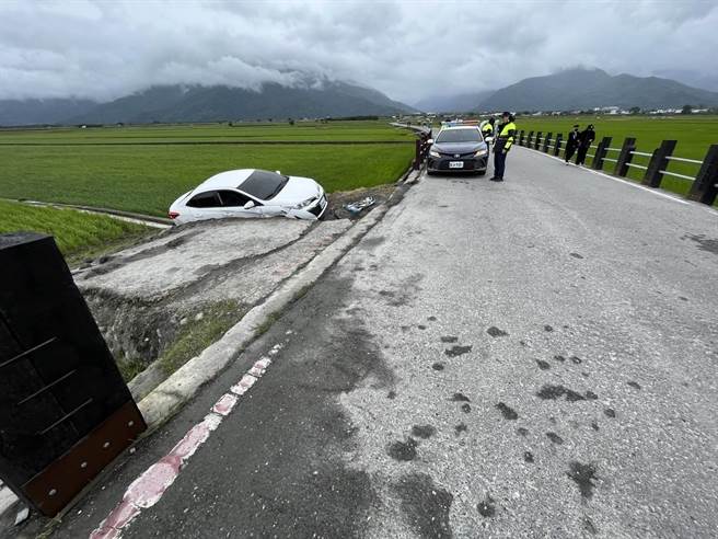 台东县池上乡知名景点伯朗大道3日下午发生轿车落入稻田中意外，关山警分局提醒未持通行证不得驶入。（关山警察分局提供／蔡旻妤台东传真）