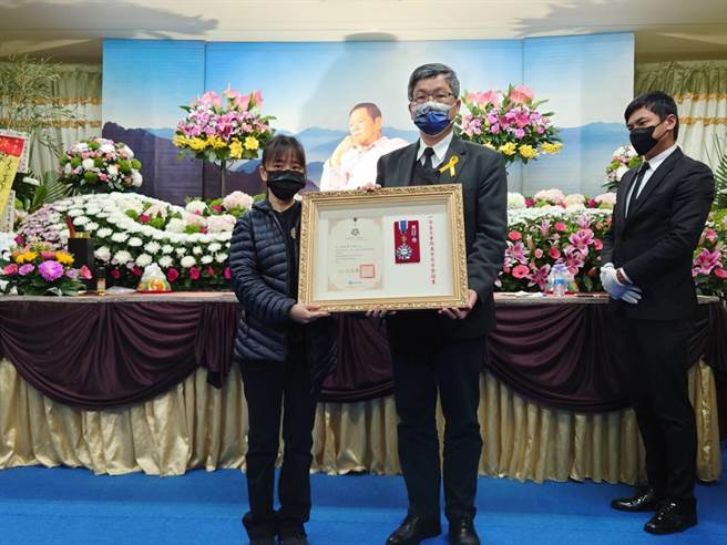 客家委员会主委杨长镇颁赠「客家委员会一等客家事务专业奖章及证书」及褒扬状，感谢邱晨留下诸多作品，以及客家文化传承的贡献。(客家委员会提供)