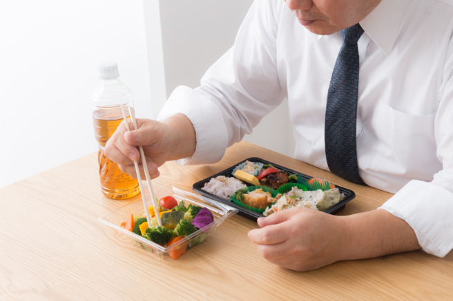 外国一名男子为了讨好上司，竟要求妻子帮忙5名同事做午餐便当。(示意图/达志影像)