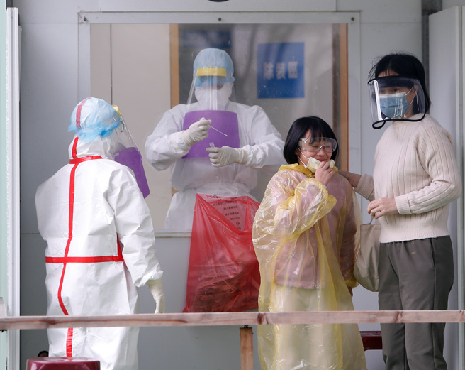 新冠疫情持续升温，中央流行疫情指挥中心3公布国内新增183例本土个案及97例境外移入，一早便有家长小孩至桃园中坜区中正公园筛检站筛检，杜绝疫情扩散。（陈怡诚摄）