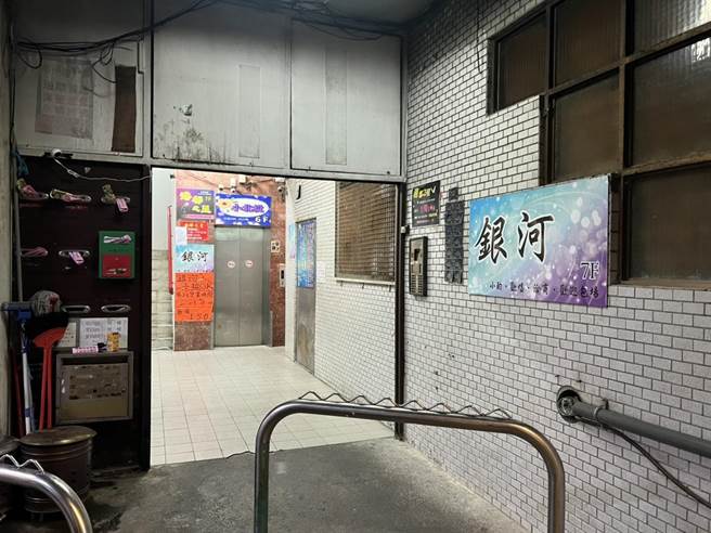 小吃店群聚案增6例，其中有一名服务生染疫，但未在业者提供名单内，市府将厘清是否涉及隐匿，若属实将开罚。（仅为示意图）（陈彩玲摄）