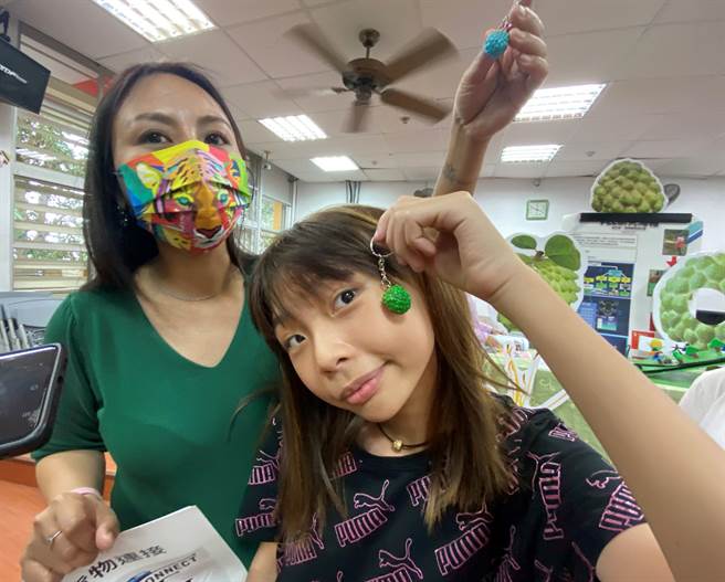 台东县三和走读学堂实验小学生关心在地议题，改编歌曲行销台东释迦。（蔡旻妤摄）