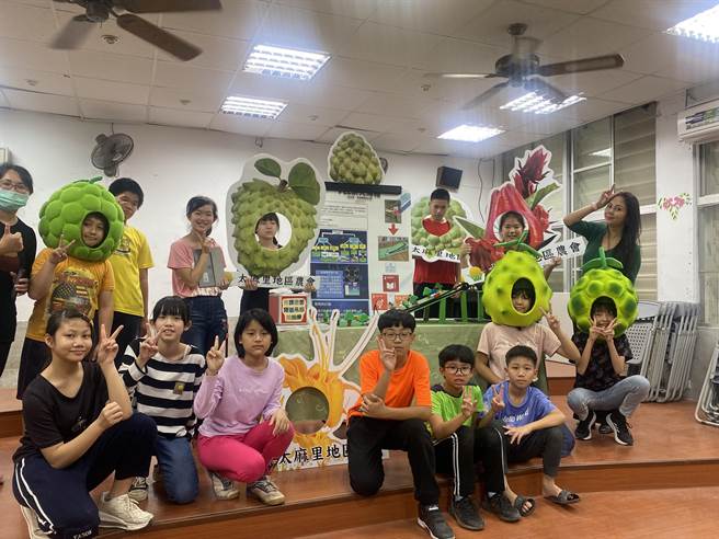 台东县三和走读学堂实验小学生关心在地议题，改编歌曲行销台东释迦。（蔡旻妤摄）