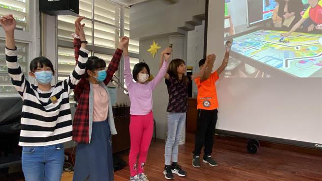 台东县三和走读学堂实验小学生关心在地议题，改编歌曲行销台东释迦。（蔡旻妤摄）