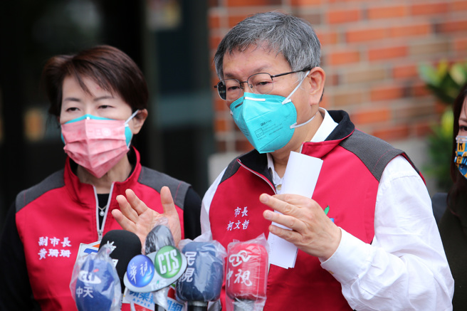 台北市长柯文哲（右）、副市长黄珊珊（左）3日视察北市安心检疫所及关怀检疫所，了解相关作业流程。（黄世麒摄）