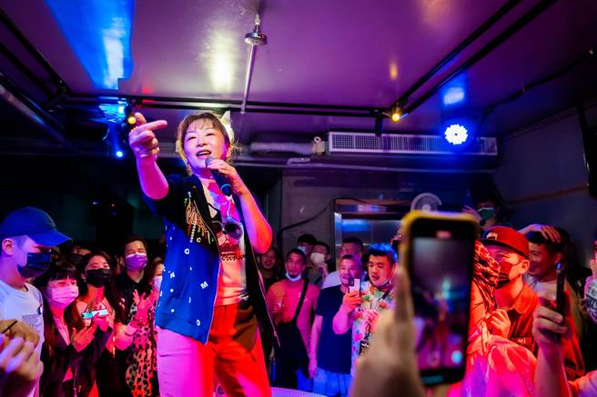 張秀卿昨出席同志夜店的卡拉OK大賽。（Locker Room提供）