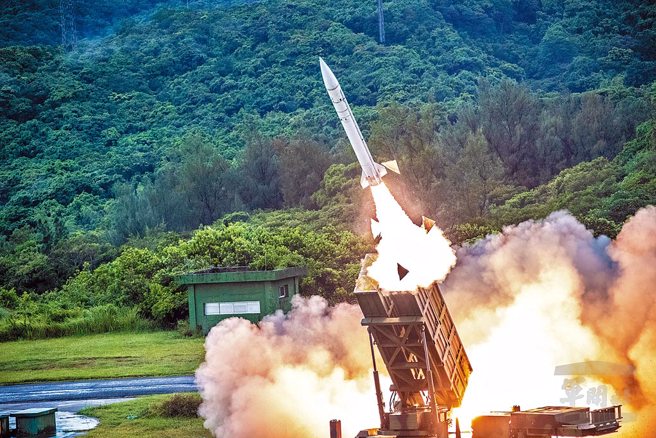 國軍在不與對岸軍備競賽原則下，以不對稱作戰思維，發展遠距、精準、機動之武器系統。圖為天弓一型防空飛彈射擊情形。（軍聞社）
