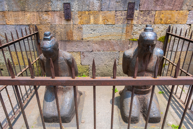 秦檜後代秦大士被乾隆問起尷尬身世後，不卑不亢的妙回7字，讓皇帝聽了龍心大悅。圖為秦檜夫婦的跪像。（示意圖／達志影像）