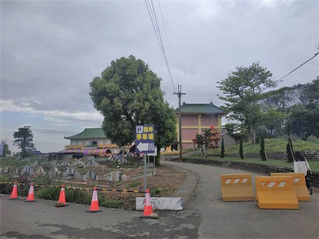 减少扫墓塞车，云林县北港府番公墓替代道路奏效。（张朝欣摄）