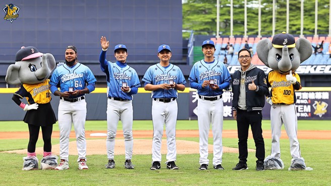 中信兄弟赛前由领队刘志威（右一）颁发冠军戒指给4名前「兄弟」丘昌荣、黄泰龙、王胜伟及威迪兹。（中信兄弟提供）