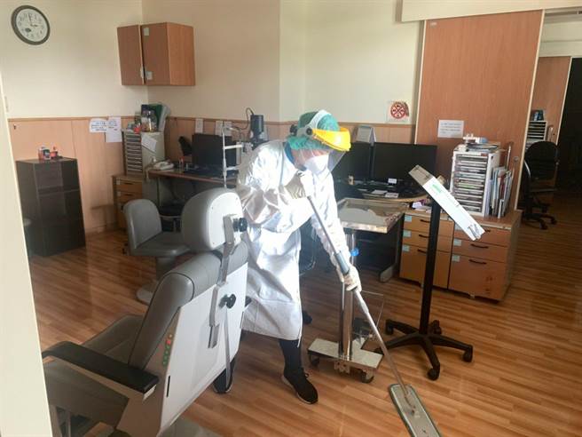 台中慈济医院除例行清洁工作外，亦加强环境清消作业。（台中慈济医院提供）