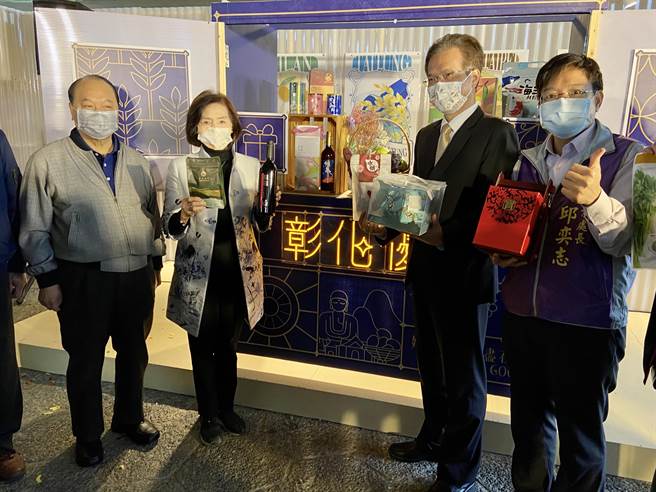 宜兰县长林姿妙（左2）3日陪同彰化副县长林田富（右2）共同开箱先开张的彰化优鲜馆，介绍彰化丰富物产。（吴佩蓉摄）