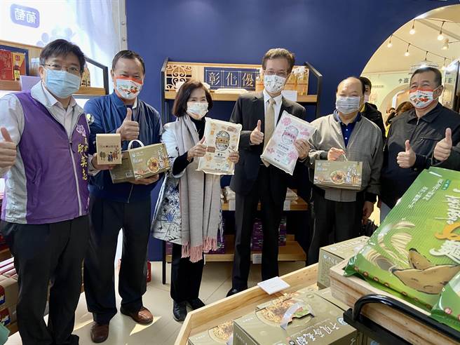  宜兰县长林姿妙（左3）3日陪同彰化副县长林田富（右3）共同开箱先开张的彰化优鲜馆，介绍彰化丰富物产。（吴佩蓉摄）