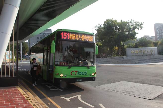 台中市实施公车进校园政策多年，朝阳科大目前就有6条公车路线每天固定驶入校园内服务师生，近5年学生通勤事故伤亡数也因而减少近5成。（交通局提供／谢琼云台中传真）