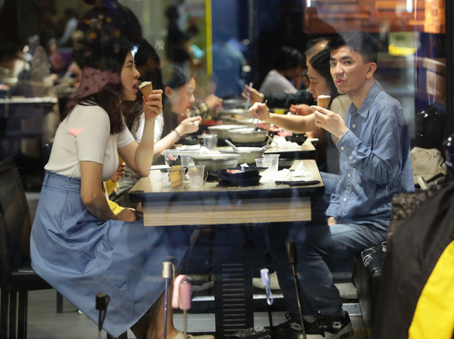 本土疫情擴大，有民眾納悶，為何餐廳內用卻爆滿？眾人直指更怕的是這件事。示意圖非當事人。(季志翔攝)