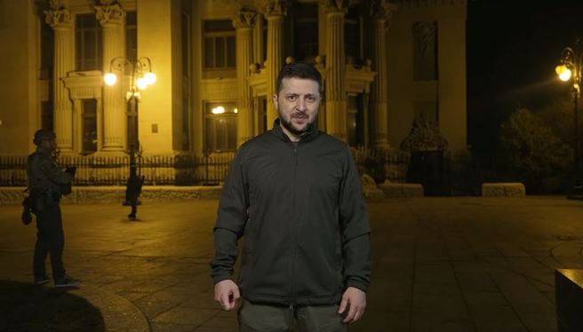 乌克兰总统泽伦斯基(Volodymyr Zelensky)，图为他走到户外录影片向人民报备。(图/截自Volodymyr Zelensky脸书)