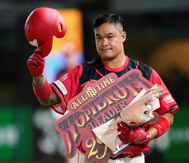 味全龙林智胜敲出生涯第290轰，超越张泰山成为中职全垒打王。（味全龙提供）