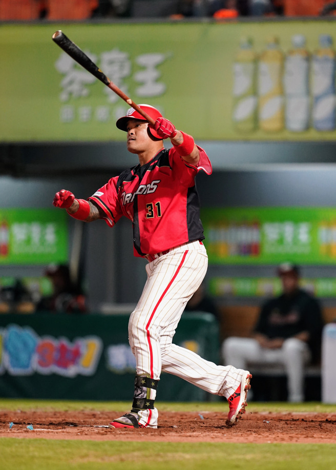 味全龙林智胜敲出生涯第290轰，超越张泰山成为中职全垒打王。（味全龙提供）