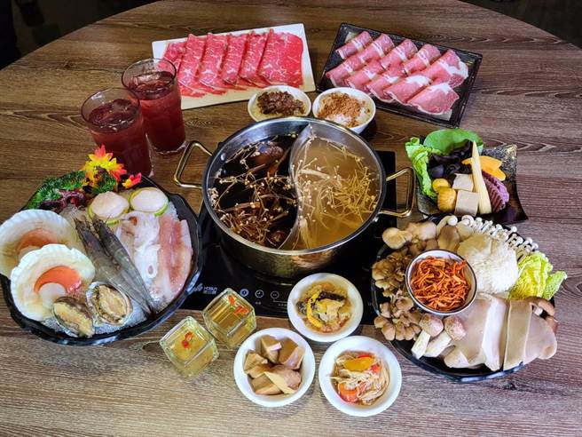 「菇神首采锅物」春季以「鲜食、旬食」的概念，在菜盘中加入许多顶级、罕见的菇类，如：巴西蘑菇、舞菇、猴头菇等，餐后还增加了甜点，让用餐有个完美的结尾。（菇神提供／冯惠宜台中传真）