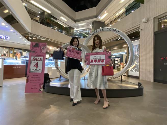日曜天地OUTLET即起到4月25日推出「SALE 4 WOMAN」限时全馆2折起活动。（冯惠宜摄）