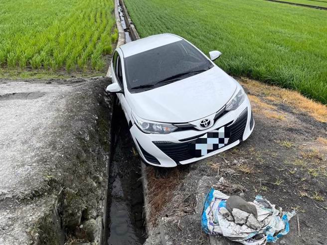 台东县池上乡知名景点伯朗大道3日下午发生轿车落入稻田中意外，关山警分局提醒未持通行证不得驶入。（关山警察分局提供／蔡旻妤台东传真）
