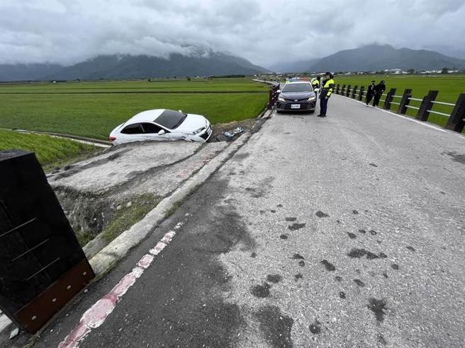 台东县池上乡知名景点伯朗大道3日下午发生轿车落入稻田中意外，关山警分局提醒未持通行证不得驶入。（关山警察分局提供／蔡旻妤台东传真）
