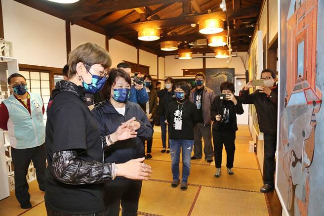嘉义市长黄敏惠到桧意森活村参观「创域─真实与虚幻的界线联展」。（嘉义市政府提供）