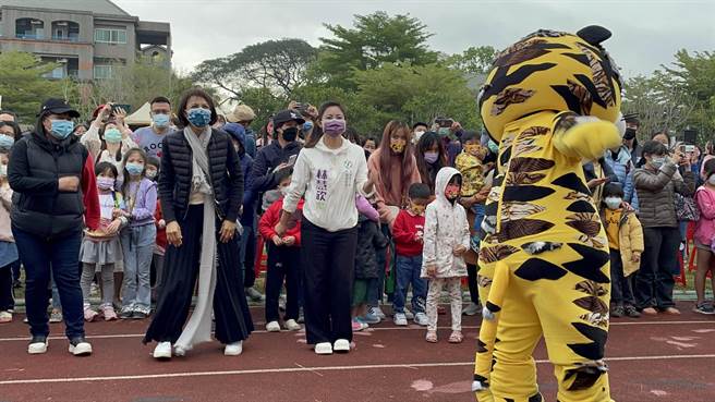 民进党大旗美市议员参选人林慧欣透过《武松爱老虎》与民眾同乐。（林慧欣提供／林瑞益高雄传真）