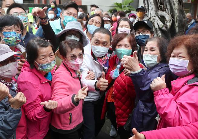 新北市長侯友宜（中）3日出席新北市多元文化節，體驗各種異國文化風情，並與熱情的當地民眾合影留念。（鄭任南攝）