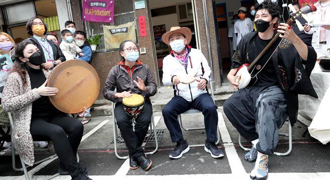 新北市長侯友宜（中）3日出席新北市多元文化節，與日本沖繩三線琴（右）、非洲鼓及伊朗的DAF鼓一同即興演出，體驗異國文化風情。（鄭任南攝）