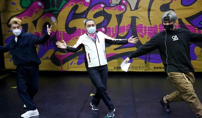 新北市長侯友宜（中）3日出席新北市多元文化節，與代表台灣年輕人文化的街舞舞者一起跳起街舞，活力不輸年輕人。（鄭任南攝）