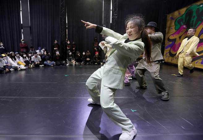 新北市多元文化節3日在新北市空軍三重一村熱鬧登場，在代表台灣年輕人文化的街舞館，由上班族組成的熱舞團牙買加黑人舞團，表演多首自創熱舞炒熱現場的氣氛。（鄭任南攝）