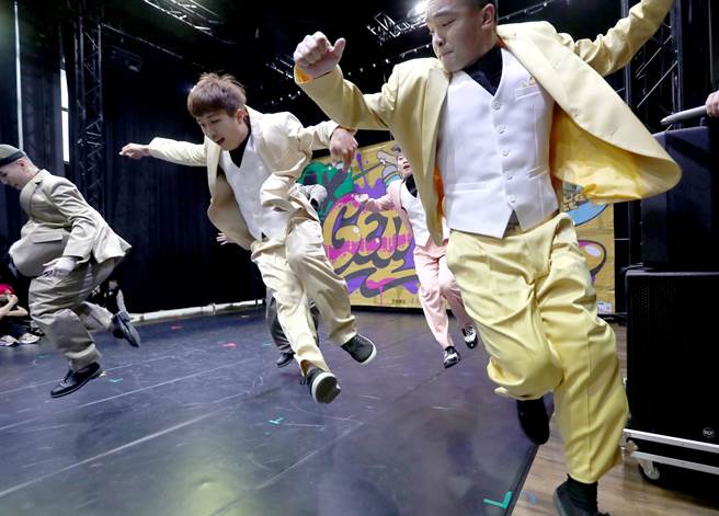 新北市多元文化節3日在新北市空軍三重一村熱鬧登場，在代表台灣年輕人文化的街舞館，由上班族組成的熱舞團牙買加黑人舞團，表演多首自創熱舞炒熱現場的氣氛。（鄭任南攝）