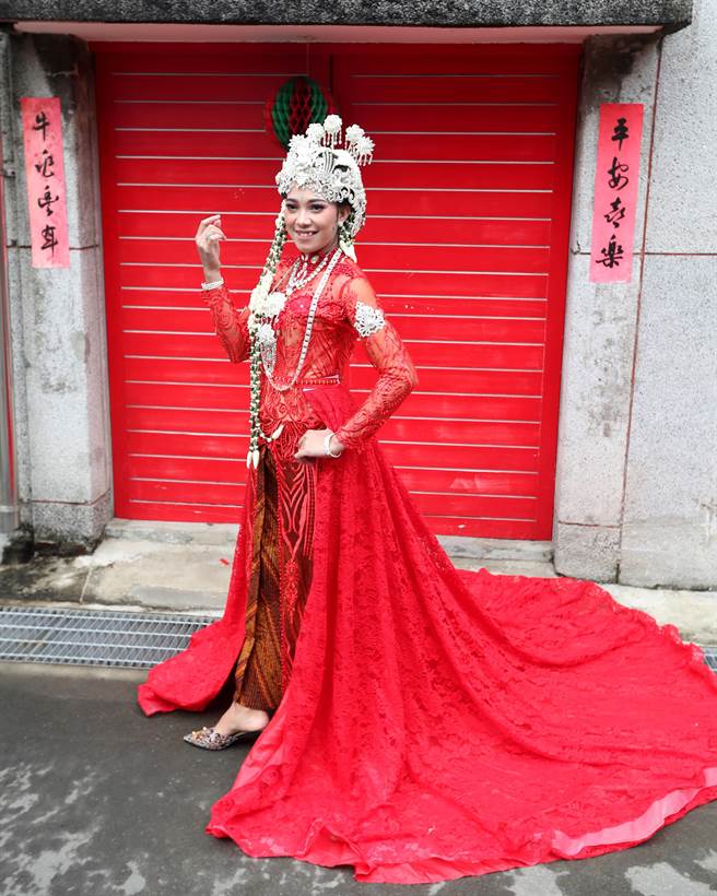 新北市多元文化節3日在新北市空軍三重一村熱鬧登場，參與展出的印尼新娘祕書公司，特別帶來印尼傳統的新娘禮服，在三重一村走秀，引起民眾讚美的驚呼。（鄭任南攝）