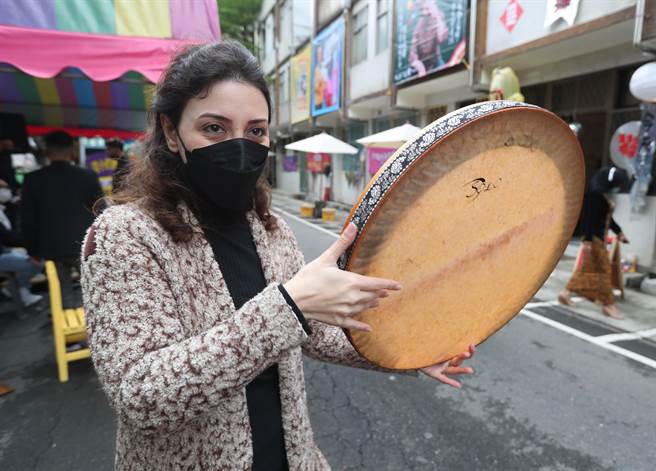新北市多元文化節3日在新北市空軍三重一村熱鬧登場，來自伊朗的Daf鼓演奏家Mona Kaveh親自演奏，與民眾分享來自伊朗的音樂。（鄭任南攝）