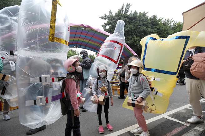 新北市多元文化節3日在新北市空軍三重一村熱鬧登場，小朋友們穿戴上來自哥倫比亞的藝術家艾雷的藝術創作「台北是隻長頸鹿」，打扮成新奇的造型準備遊行園區。（鄭任南攝）