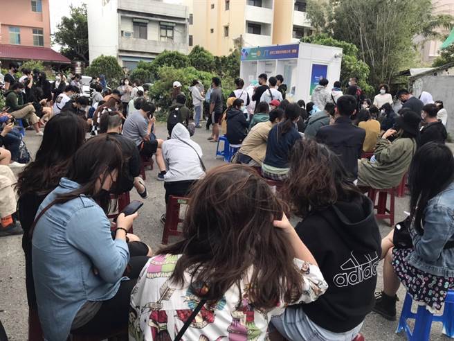 台北女确诊者连2天参加「台湾祭」，消息一出引发恐慌，恒春3家医院筛检站3日涌人潮。（谢佳潾摄）