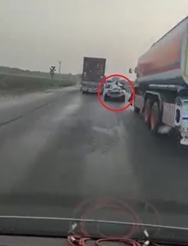 泰国有辆小车被撞成如废铁般照样在路上奔驰，甚至还可以超车，超越多辆大卡车和货柜车。（翻摄自脸书KwaiOnBoard V1）